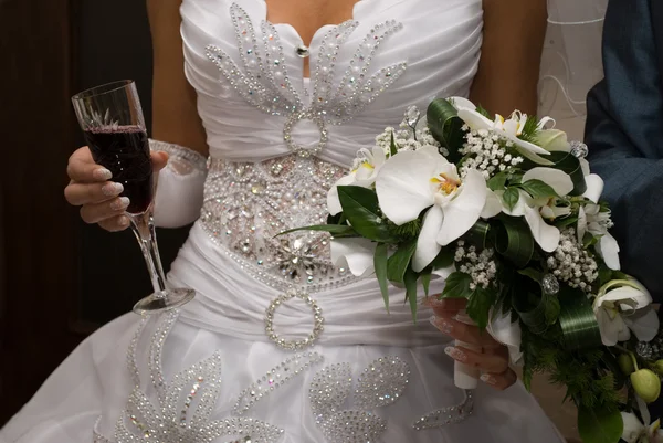 Bride hold bouquet and wine — Stock Photo, Image