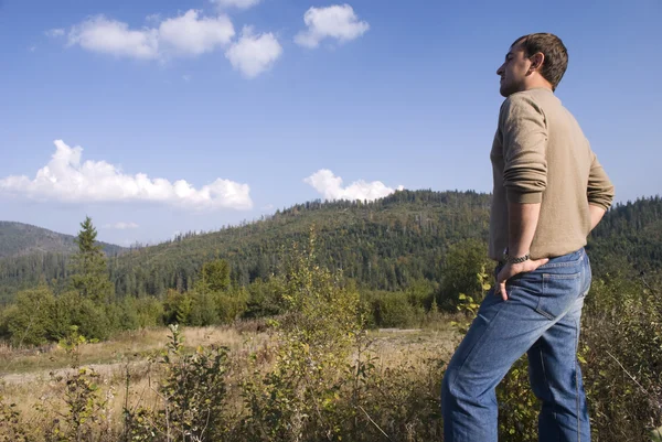 stock image Young man look at the mountains