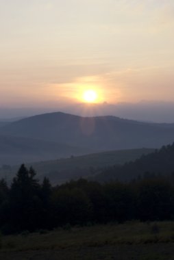 Dağlarda gün doğumu