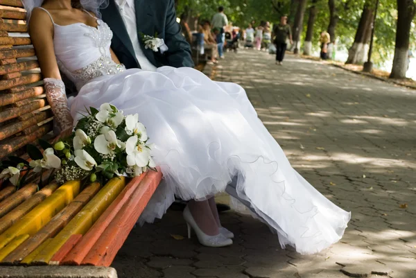 Nevěsta a ženich na lavičce — Stock fotografie