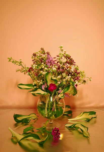 Bouguet con fiori selvatici — Foto Stock