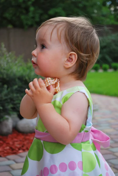 Kleines Mädchen mit Schmuck — Stockfoto