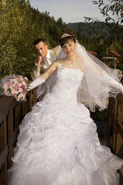 Білизна і наречений стоять на відкритому повітрі — стокове фото