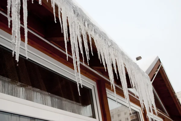 Icicles on roof — Stock Photo, Image