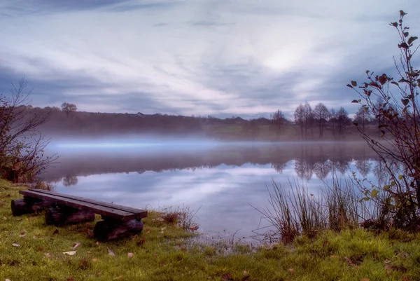Mgła nad jeziorem wieczorem — Zdjęcie stockowe