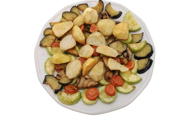 Pieczone warzywa na izolowanym talerzu — Zdjęcie stockowe