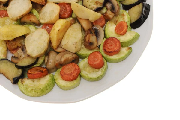 Verduras horneadas en plato aislado —  Fotos de Stock