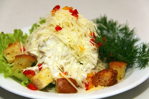 Salada de frango com cesariana isolada em um branco — Fotografia de Stock