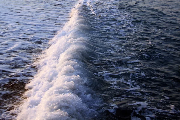 Fala na morzu w godzinach porannych — Zdjęcie stockowe