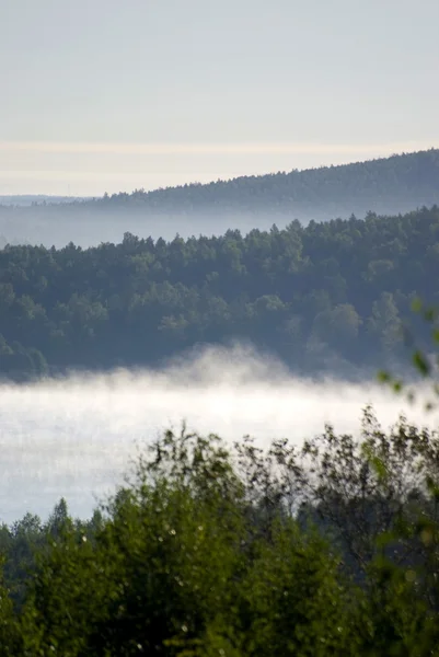 Озеро в тумане — стоковое фото