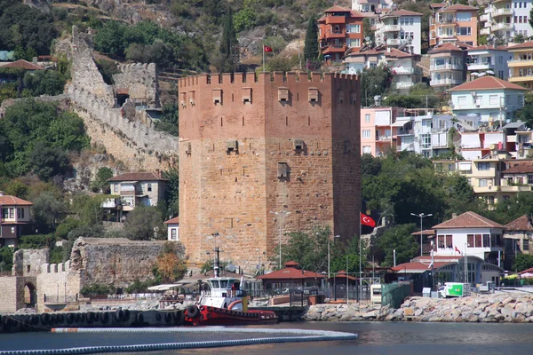Wieża z czerwonej cegły w alanya — Zdjęcie stockowe