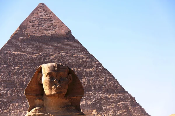 Gran escultura antigua de la esfinge egipcia y p — Foto de Stock