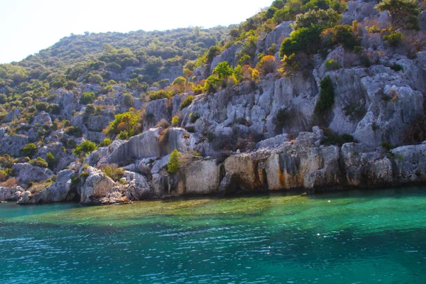 Скала и море в Турции — стоковое фото