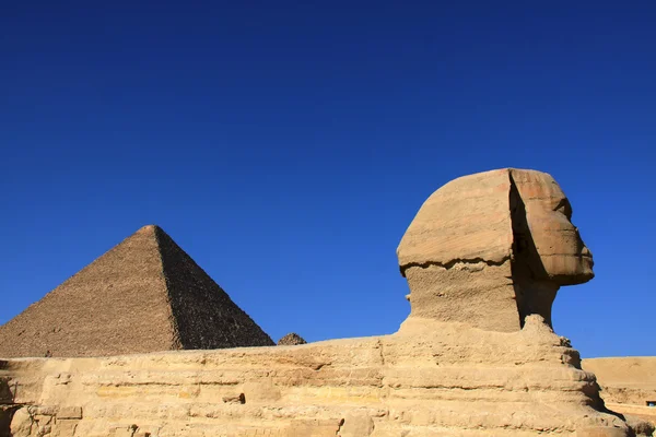 Wielki rzeźba starożytnego egipskiego Sfinksa i p — Zdjęcie stockowe