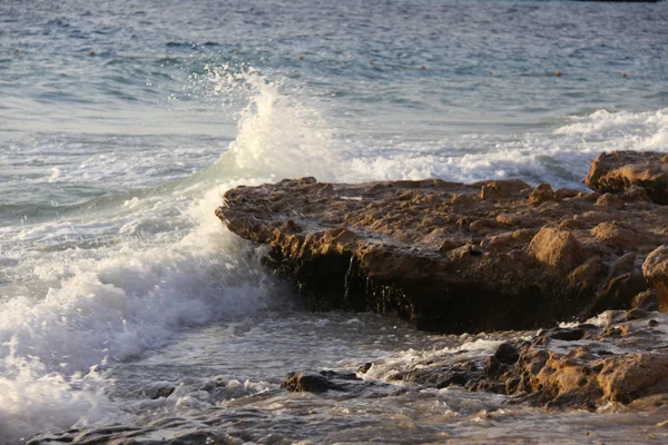 Röda havet på sunset vågor — Stockfoto