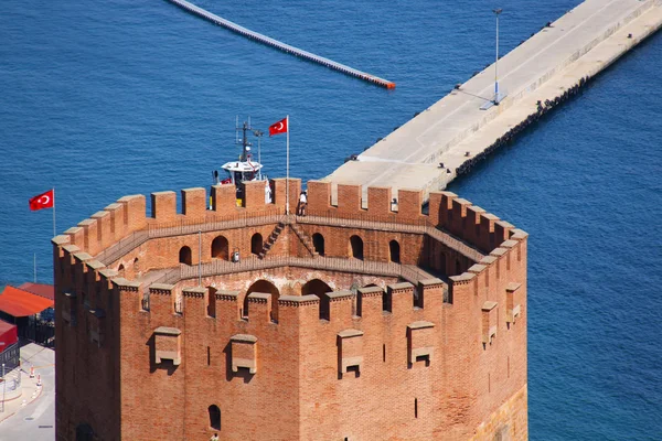 Porto Alanya e torre de tijolo vermelho — Fotografia de Stock