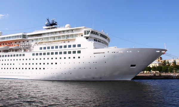 Luxury white cruise ship shot at angle at water — Stock Photo, Image