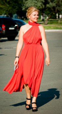 Kırmızılı Kadın