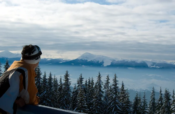 Skifahrer auf dem Gipfel des Berges — Stockfoto