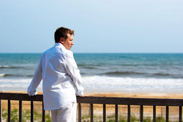 Man at the oceanfront — Stock Photo, Image