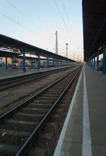 Plattform på jernbanestasjonen – stockfoto