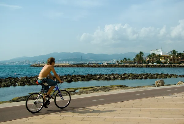 Biking along the sea — Stock Photo, Image