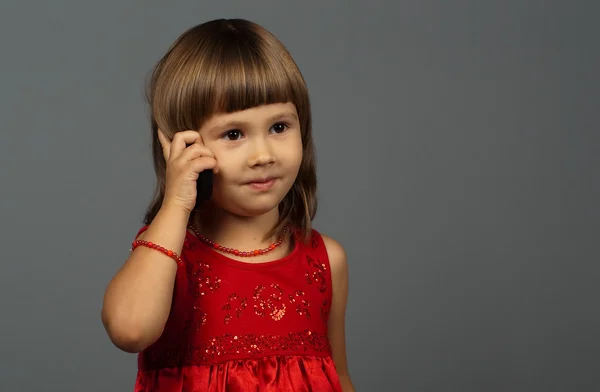 Roztomilá dívka mluví po telefonu — Stock fotografie