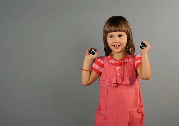 Schattig klein meisje met-yan ballen — Stockfoto