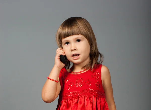 Χαριτωμένο κορίτσι παίρνει στο τηλέφωνο — Φωτογραφία Αρχείου