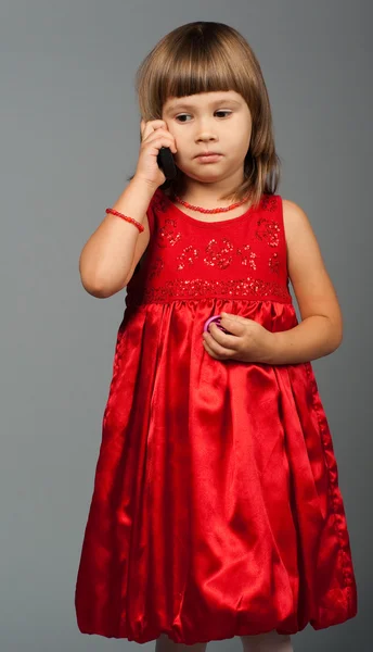 Милая маленькая девочка слушает телефон — стоковое фото
