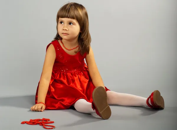 Roztomilá holčička v červených šatech — Stock fotografie