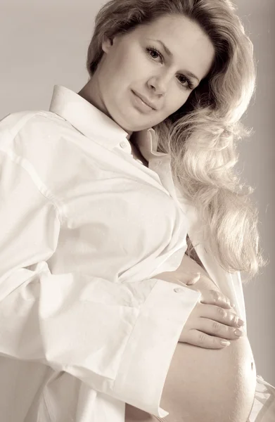Piękna kobieta w ciąży, sepia — Zdjęcie stockowe