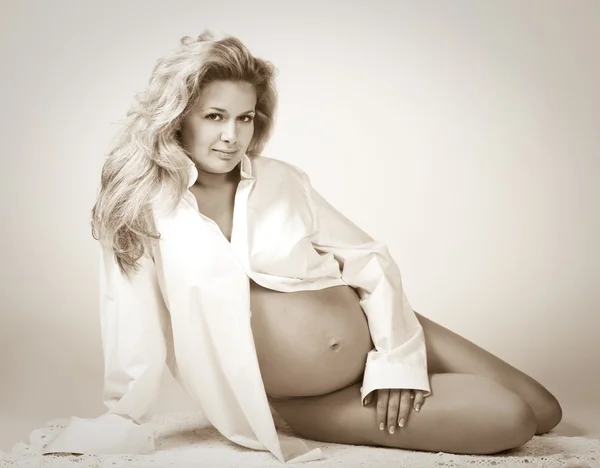 Szép terhes nő, szépia — Stock Fotó