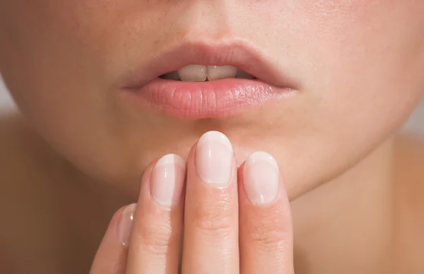 Женские губы и пальцы — стоковое фото