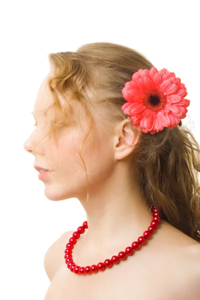 Schöne Frau mit einer Blume im Haar — Stockfoto