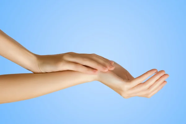 Štíhlá ženská ruka — Stock fotografie