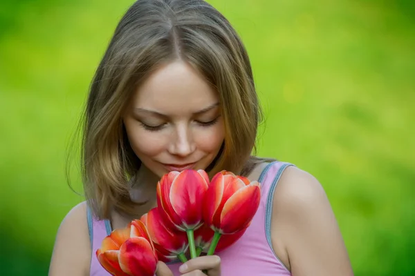Vacker ung dam med blommor — Stockfoto