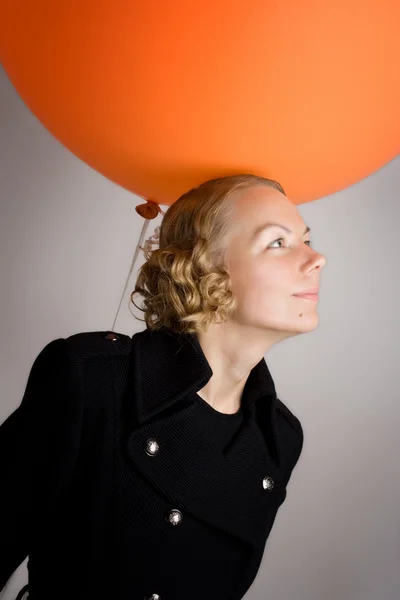 Mladá žena s balónem — Stock fotografie