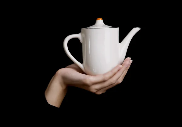 Vrouwelijke hand houdt theepot — Stockfoto