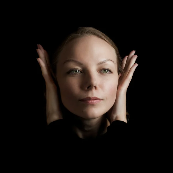 Porträtt av en kvinna på svart bakgrund — Stockfoto