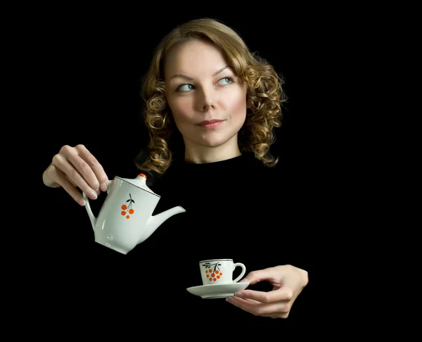 Молодая красивая счастливая женщина с чайником — стоковое фото