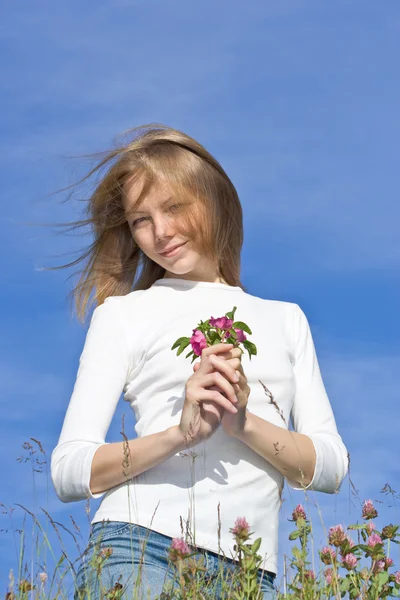 Νεαρή γυναίκα εκμετάλλευση λουλούδι — Φωτογραφία Αρχείου
