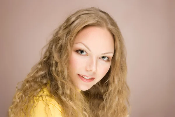 Szőke haja fiatal nő portréja, stúdió — Stock Fotó