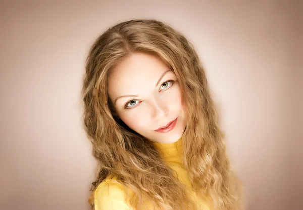Plavými vlasy mladá žena portrét — Stock fotografie