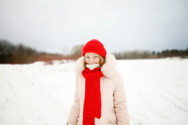 Giovane donna in cappello rosso e sciarpa — Foto Stock