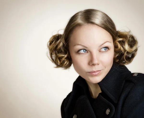 Gyönyörű fiatal nő, Sötét haja — Stock Fotó