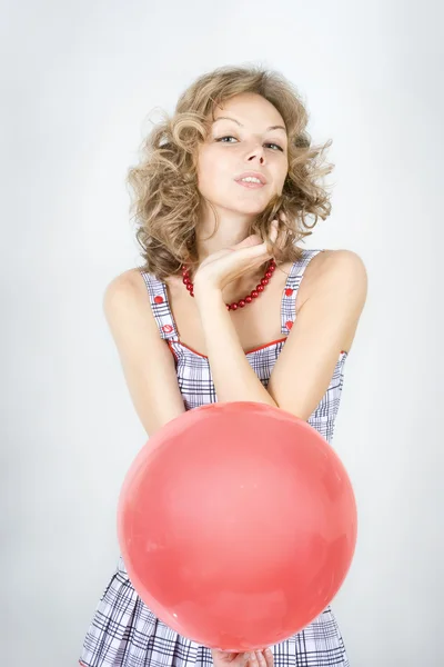 Žena s červeným balónkem — Stock fotografie