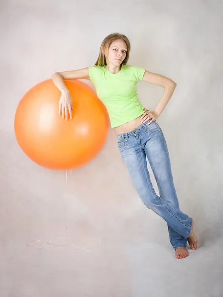 Молодая девушка полагается на воздушный шар — стоковое фото