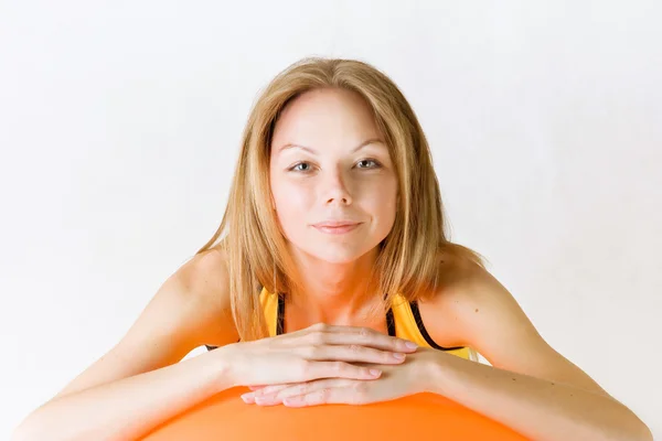 Donna in forma felice con palla fitness rossa — Foto Stock