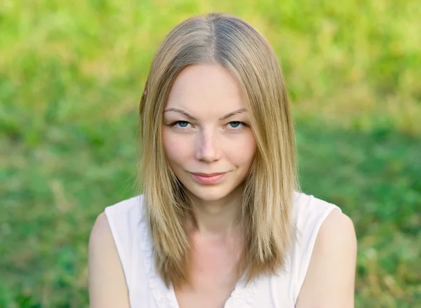 Eine schöne junge Frau im Gras — Stockfoto